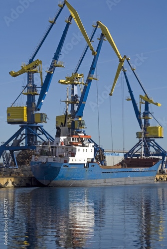 Frachtschiff im Hafen von Wismar