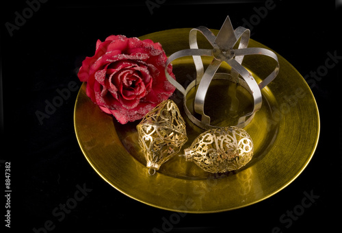 Cuadro en lienzo Golden chrismas with plate ornaments and rose