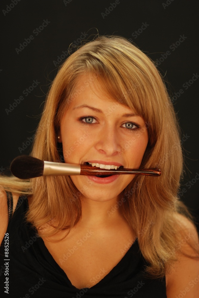 Obraz premium Mädchen mit Puderpinsel