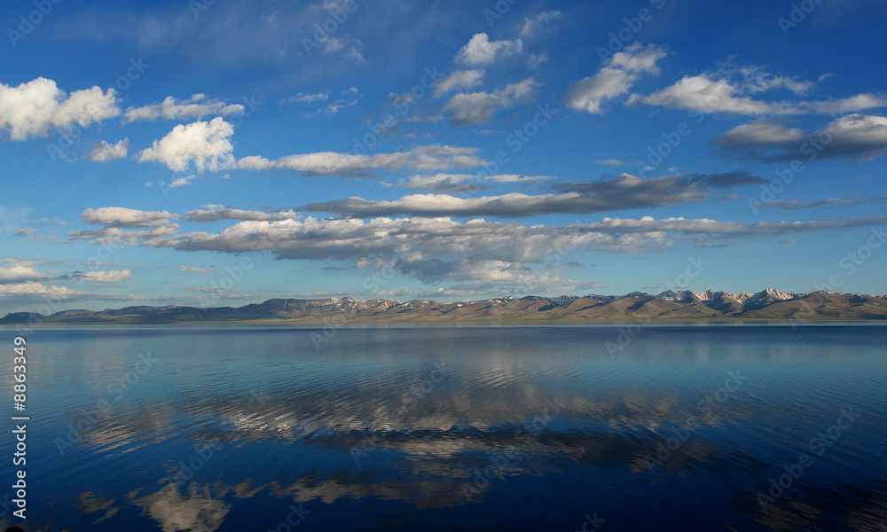reflet du ciel sur le lac d'altitude de song kol, kirghizistan