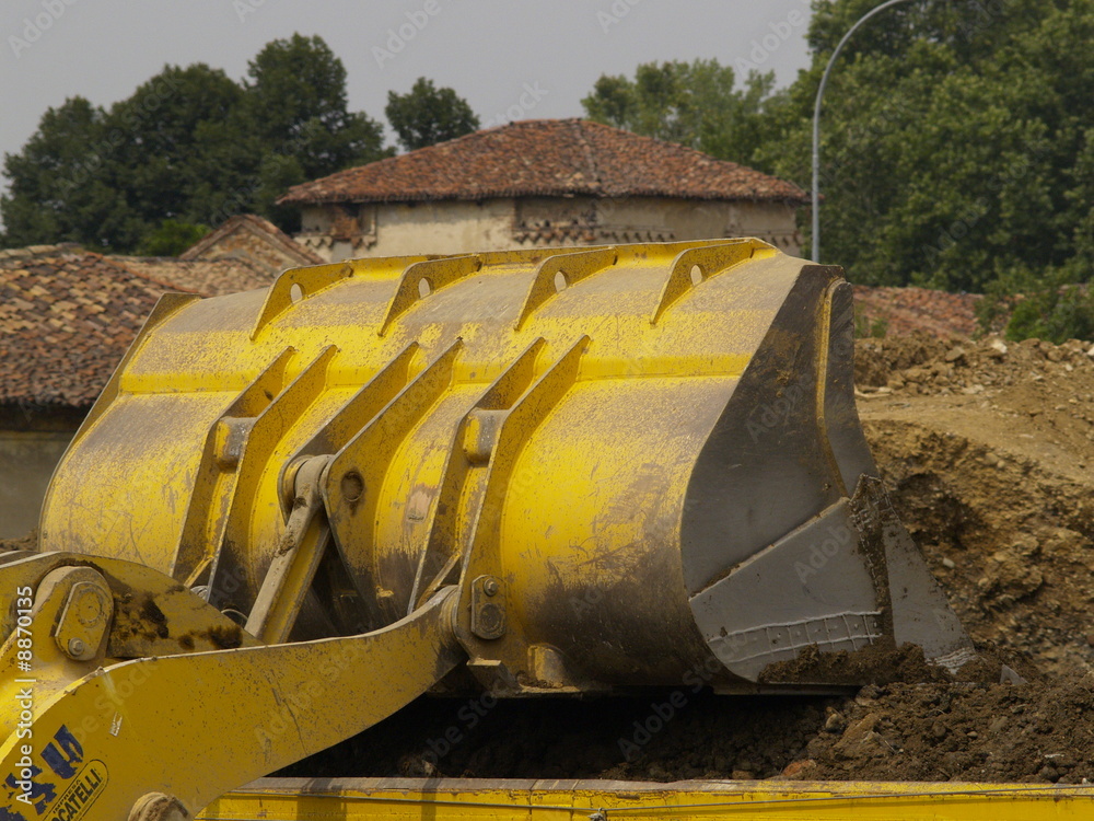 Pala de excavadora trabajando en Italia Pala de excavadora trabajando en Italia