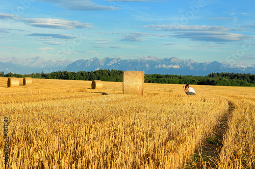 Champ de blé et bottes de paille