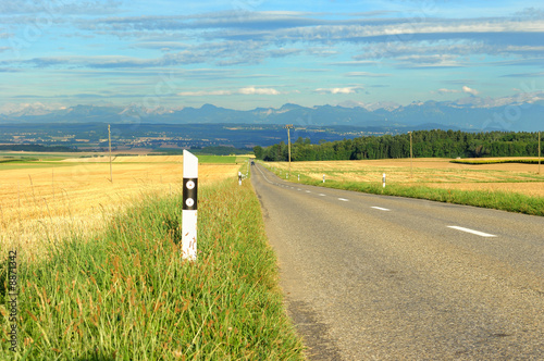 Ligne droite en campagne - Suisse photo