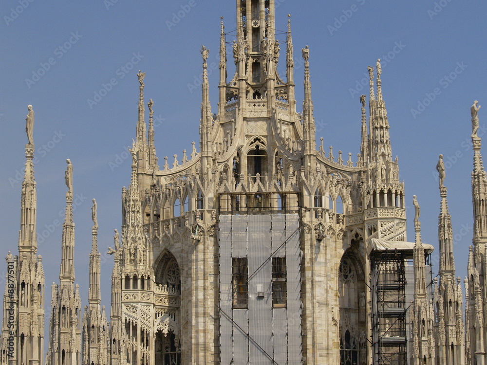 Mar de esculturas en el Duomo de Milan