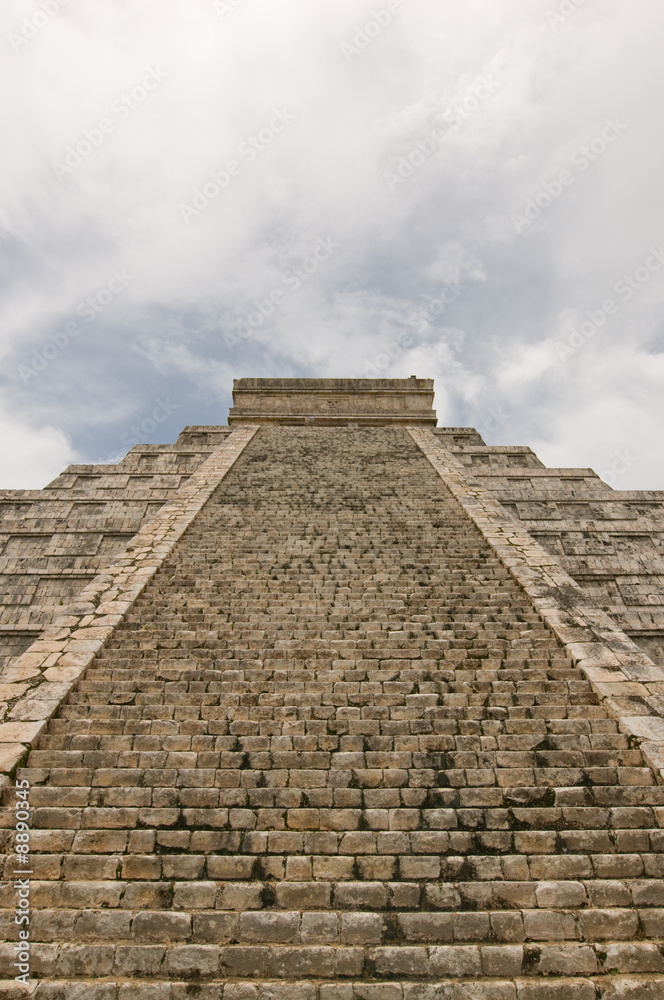 Kukulkan pyramid, mayan ruins in Chichen-Itza, Mexico
