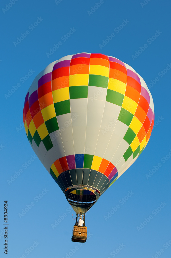 Naklejka premium A hot air balloon in front of a blue sky with copy space