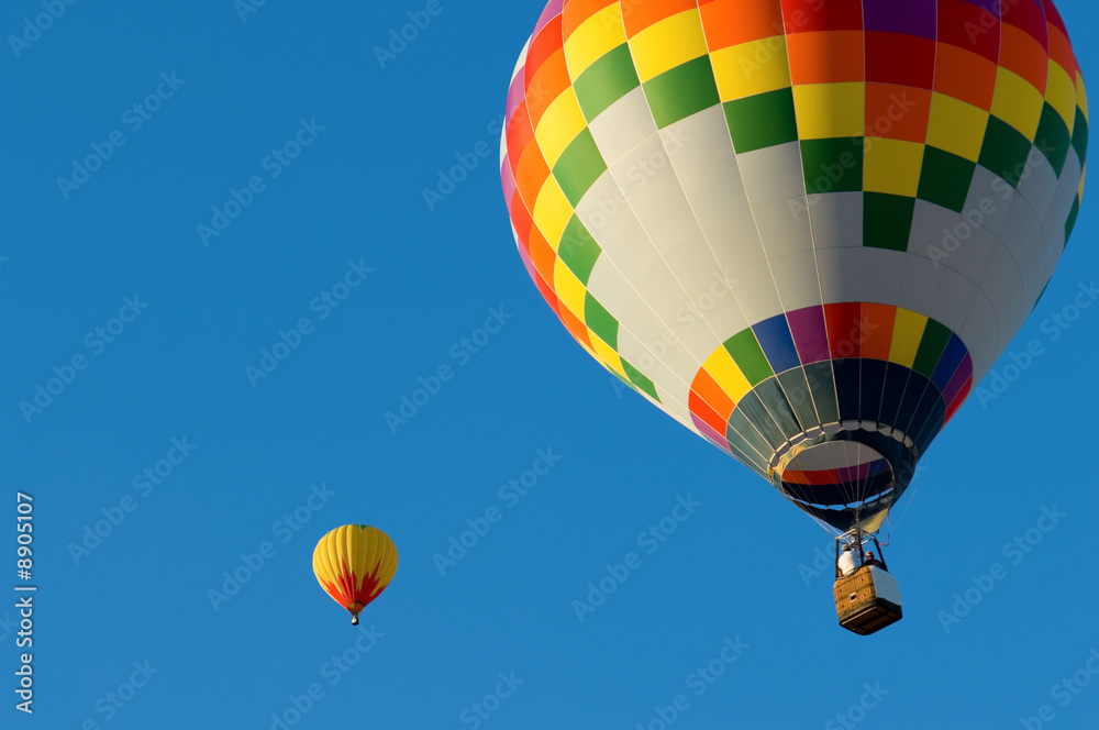 Fototapeta premium A hot air balloon in front of a blue sky with copy space