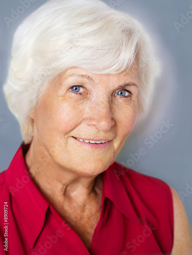 Seniorin in roter Bluse