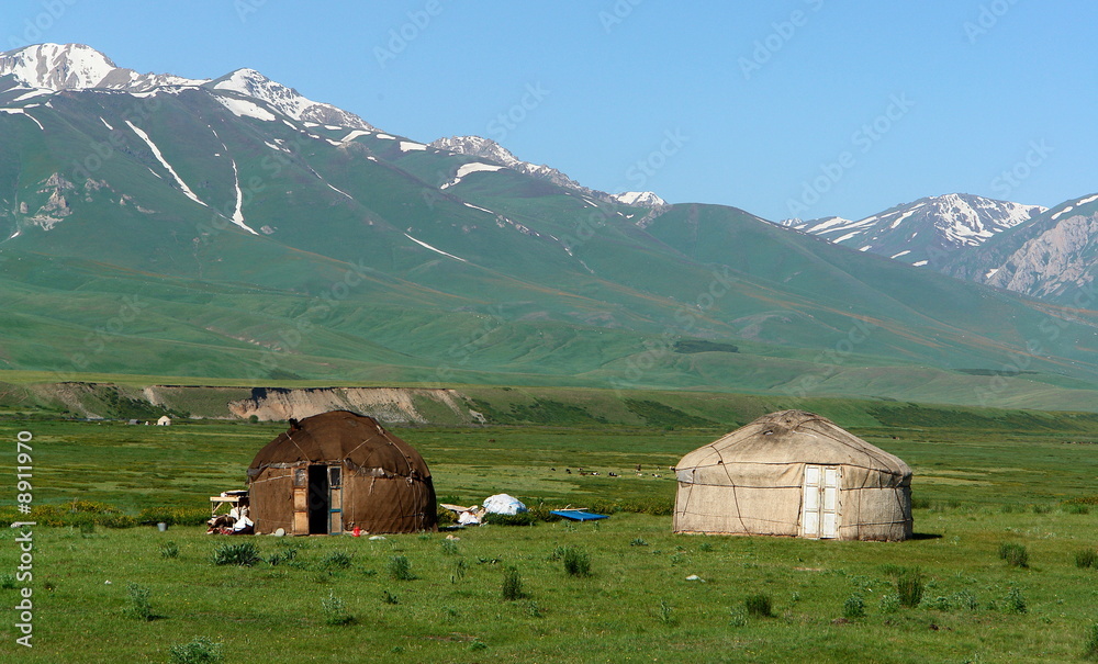 campement de nomade, yourte et tente au kirghizistan