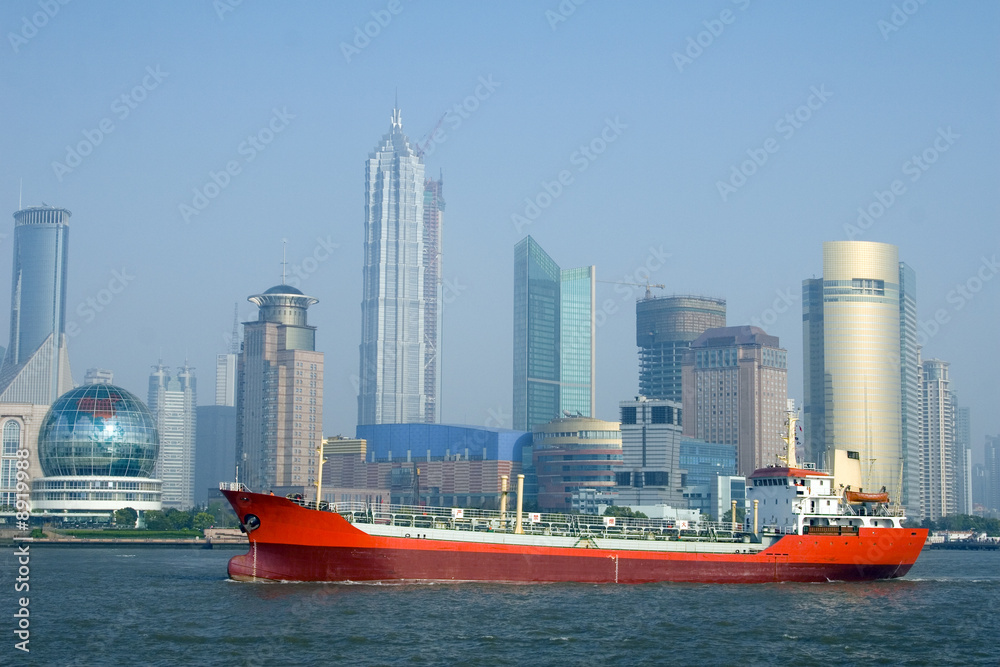 Naklejka premium Red Ship with Shanghai