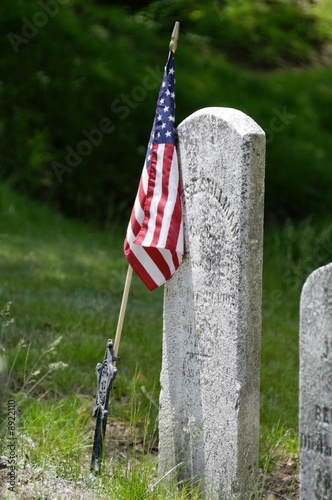 US-Flagge am alten Grabstein