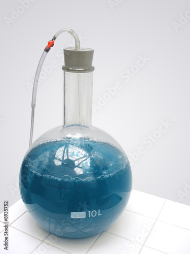 flacon chimie bleu
