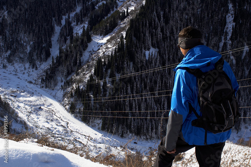 фотографія Mountain tourist on breakaway