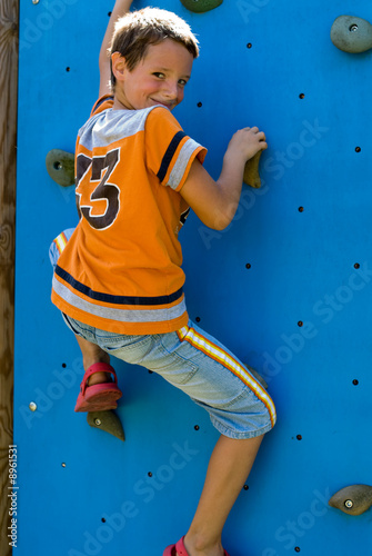 Bambino in arrampicata