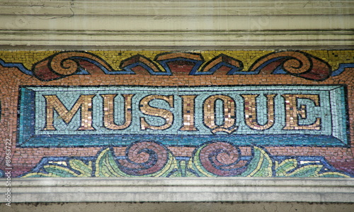 Musique en mosaîque sur une façade, Paris