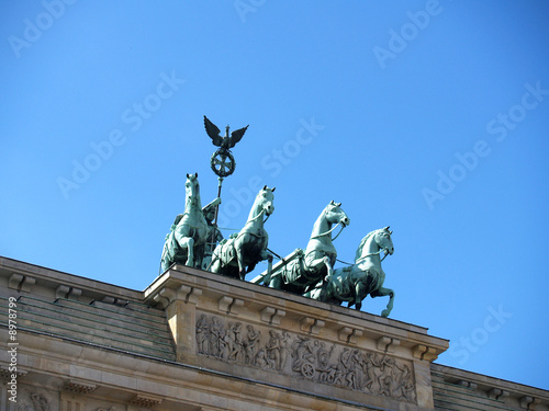 Brandenburger Tor Quadriga v Pariser Platz schraeg
