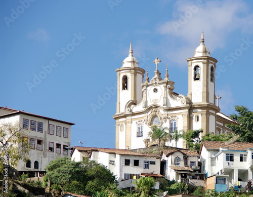 Eglise baroque et maisons à Ouro Preto, Brésil.