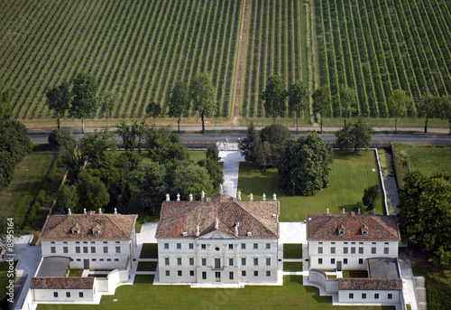 Villa con campi arati photo