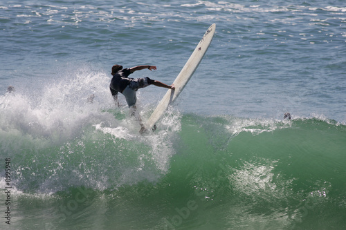 équilibre sur la vague en surf photo