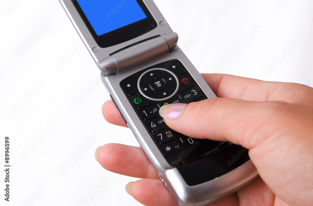 Frau wählt am Handy