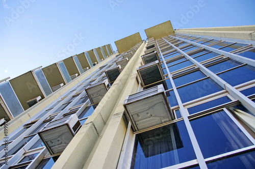 Façade d'immeuble avec climatiseurs, braailia, Brésil.