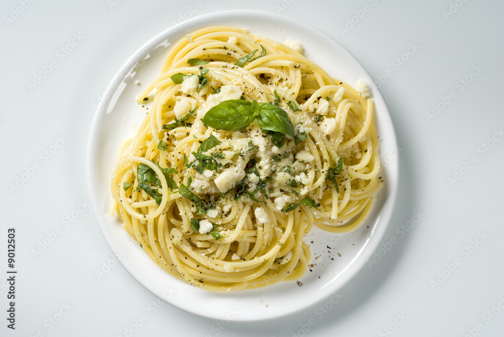 Spaghetti with cheese and basil