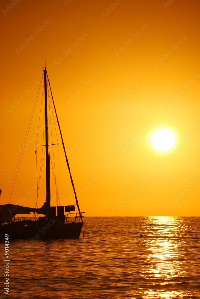 Segelboot im Sonnenuntergang