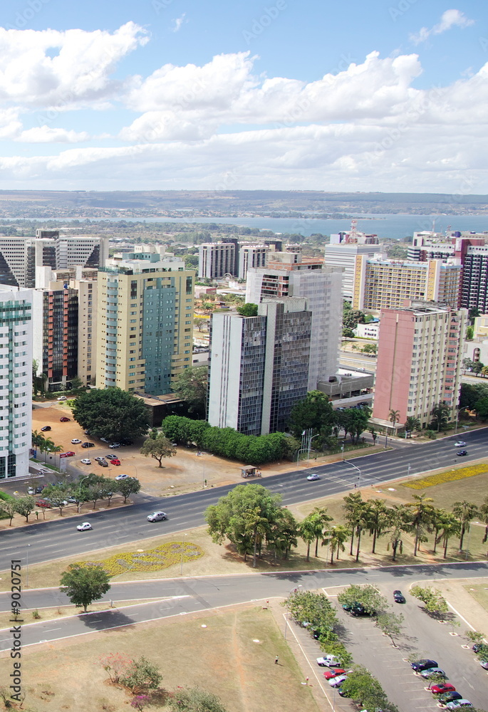 Obraz premium Vue aérienne de Brasilia, Routes et immeubles; Brésil.