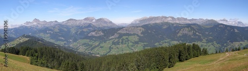 Panorama chaine des Aravis vu du Crêt du midi
