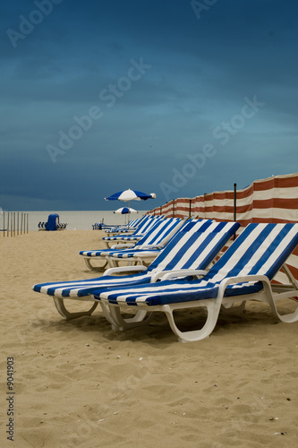 Série de fauteuils de plage vide