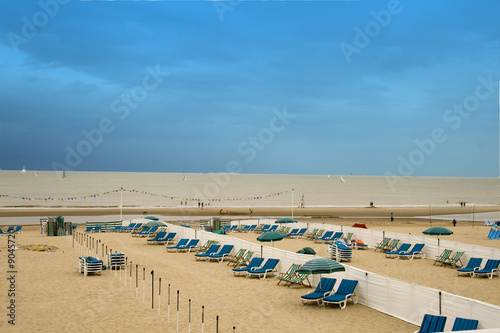 Plusieurs commerçants louant des fauteuils de plage