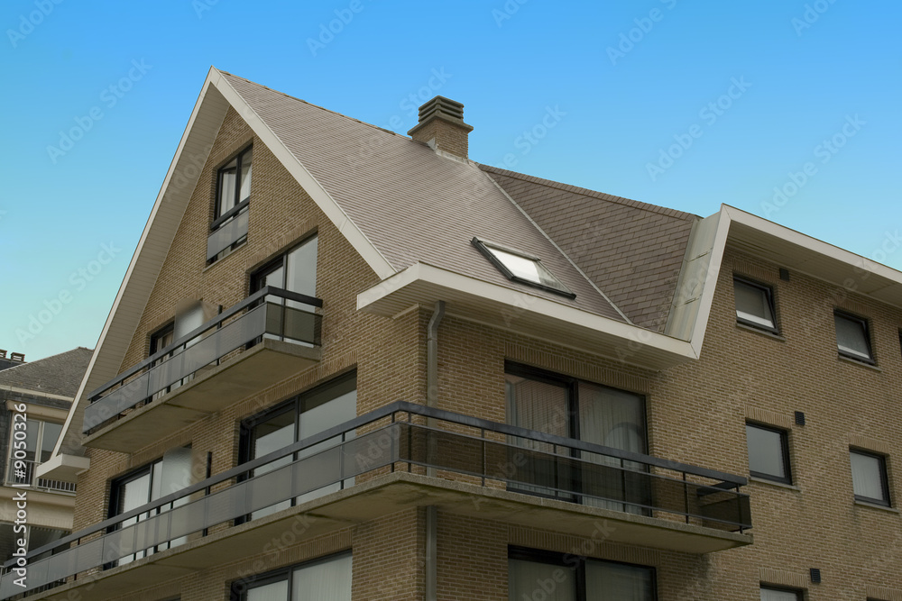 Toiture d'un appartement sur ciel ensoleillé Toiture d'un appartement sur ciel ensoleillé