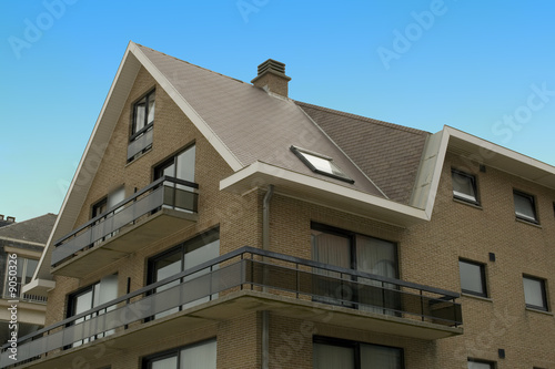 Toiture d'un appartement sur ciel ensoleillé
