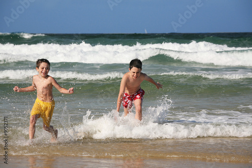 bambini in spiaggia © Photobeps