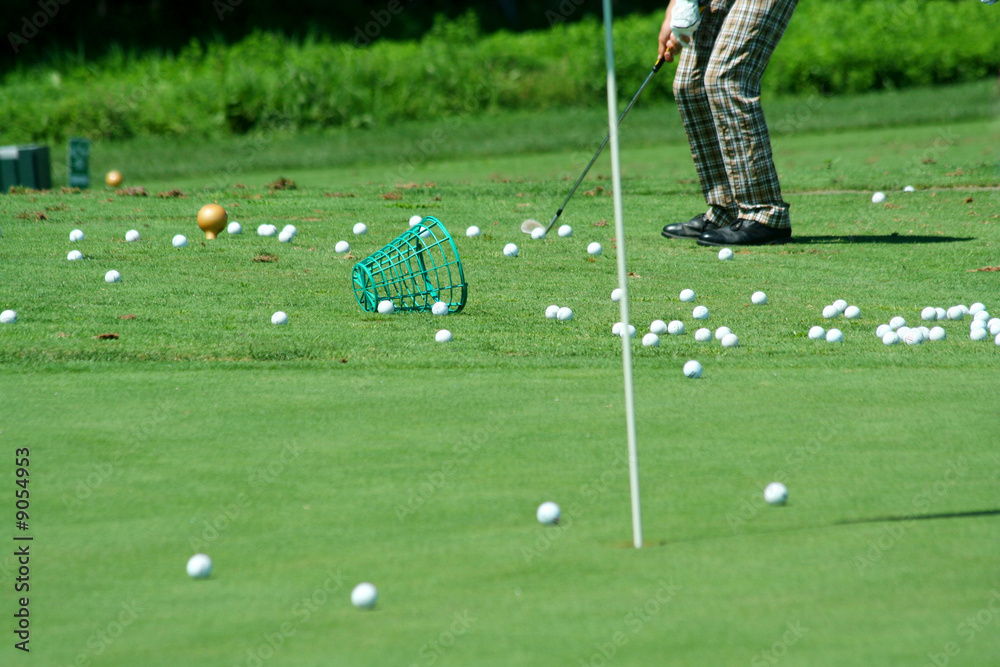 Obraz premium A Golfer in retro pants practicing