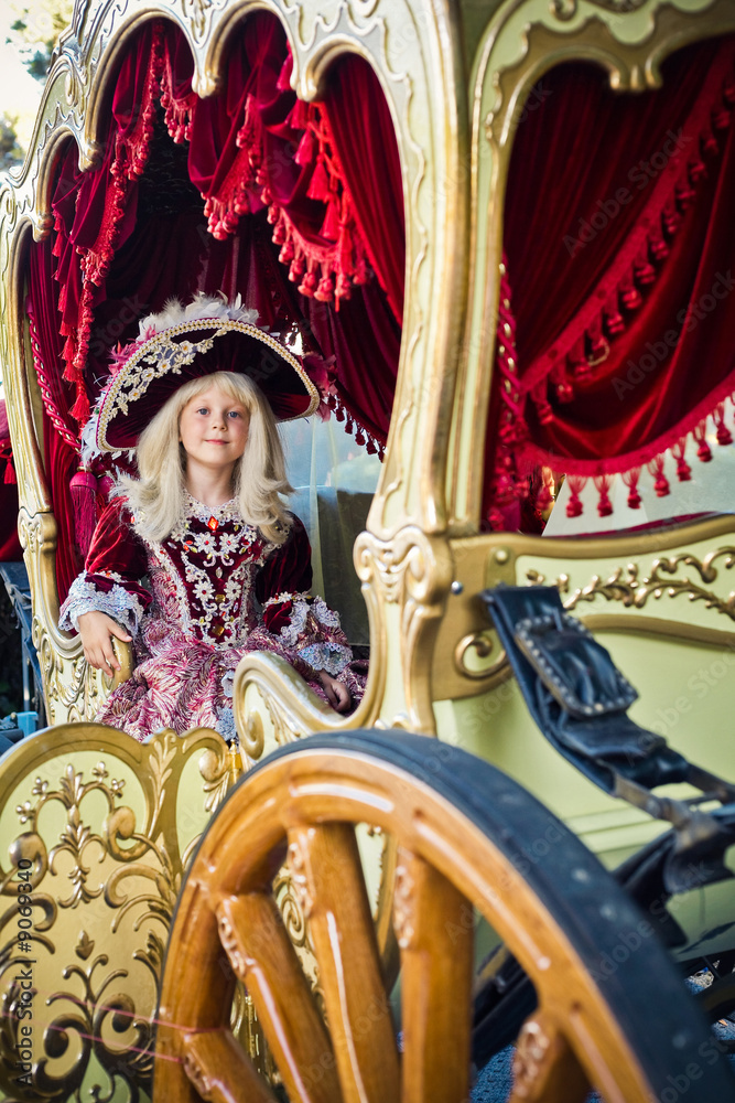 Obraz premium An image of nice girl in old retro carriage
