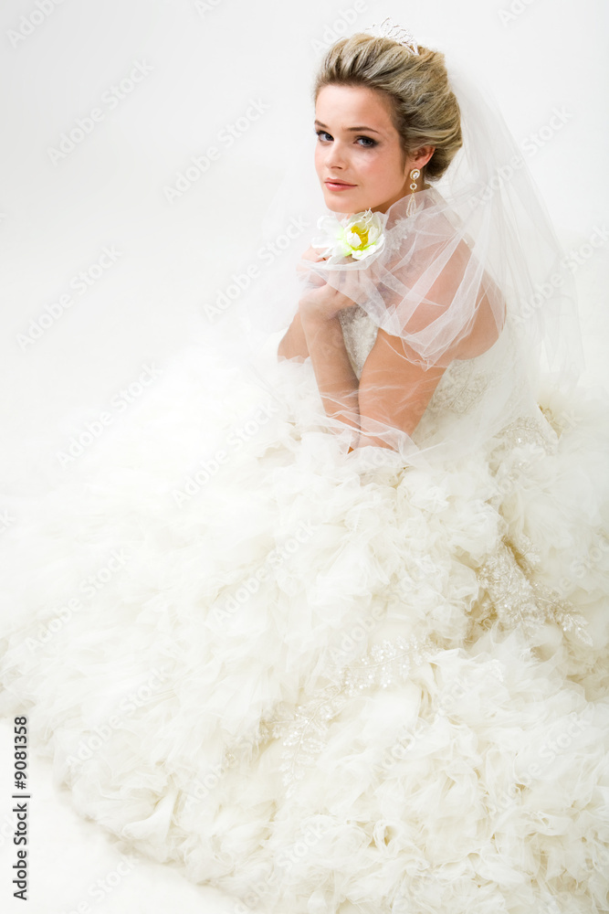 Photo of elegant bride in fashionable wedlock Photo of elegant bride in fashionable wedlock
