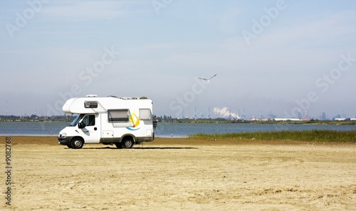 Camping car sur fond de site industriel