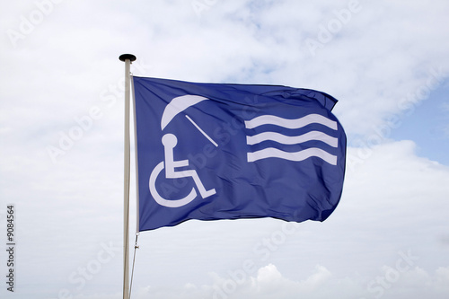 Drapeau passage pour personne à mobilité réduite vers la mer
