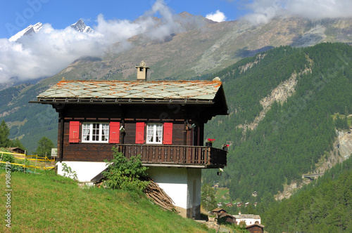 Châlet perché dans les Alpes - Suisse