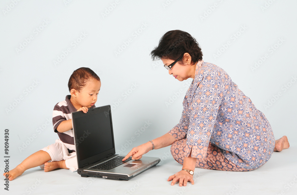 Learn how to use a laptop computer with grandma Learn how to use a laptop computer with grandma