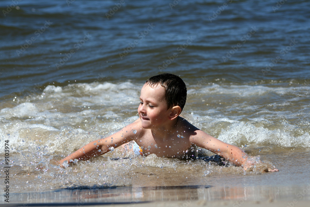 Obraz premium 4 years old boy playing in the sea