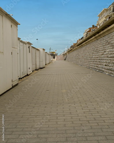 Entrée de la plage dos aux cabines
