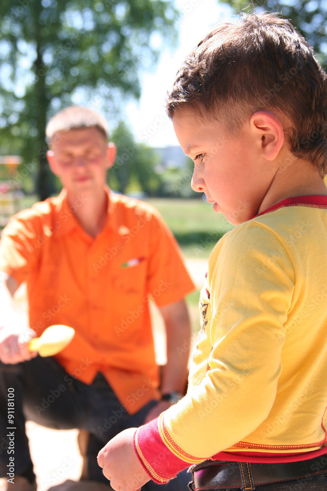 Obraz premium little boy playing with fother