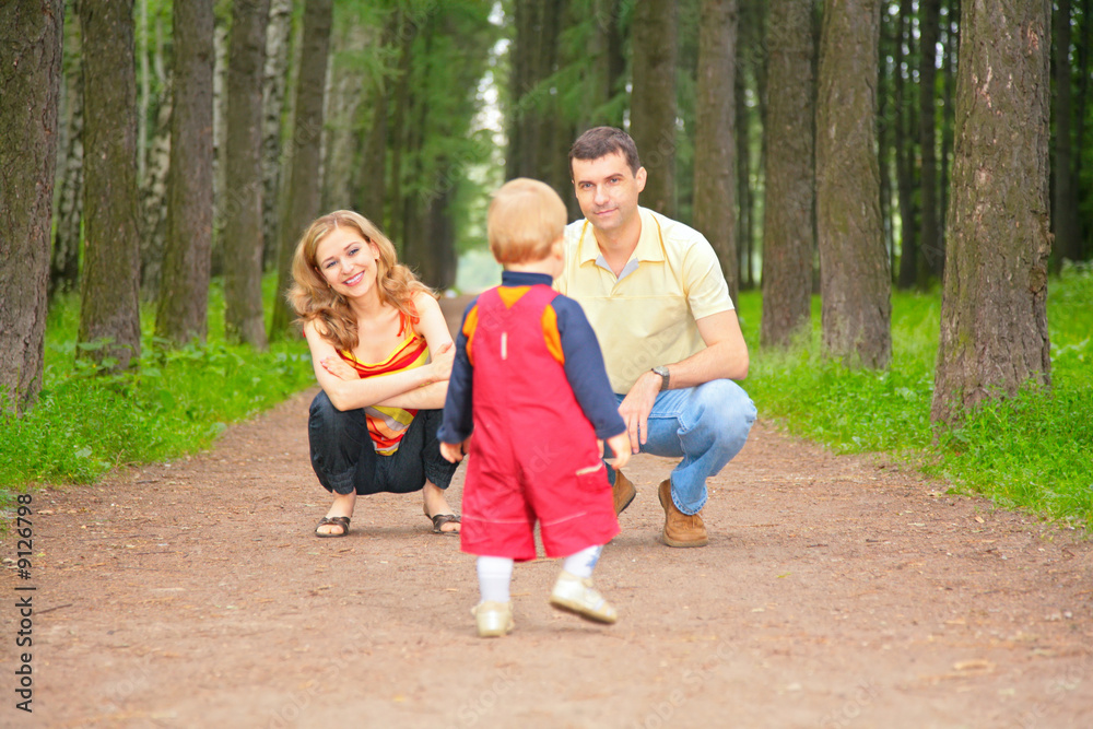 Fototapeta premium child goes on track to parents