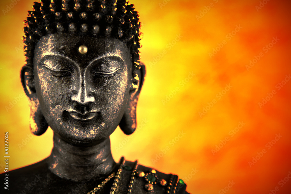 Statue de Buddha sur fond de lumière