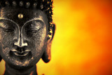Statue de Buddhasur fond de lumière