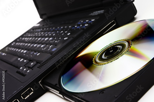 Imagen cercana de un portátil y un lector CDRom / DVDRom