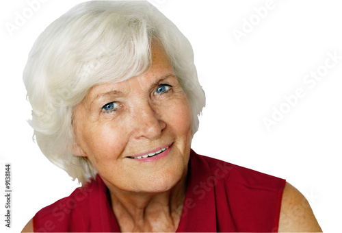 Seniorin in roter Bluse