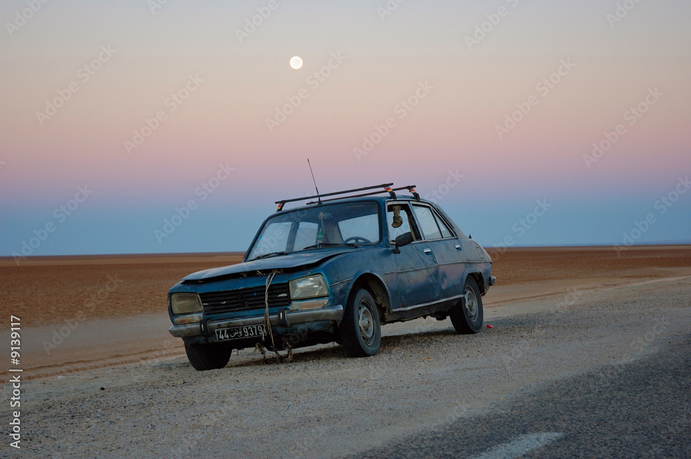 Obraz premium Leaved old rusty arabic car in desert